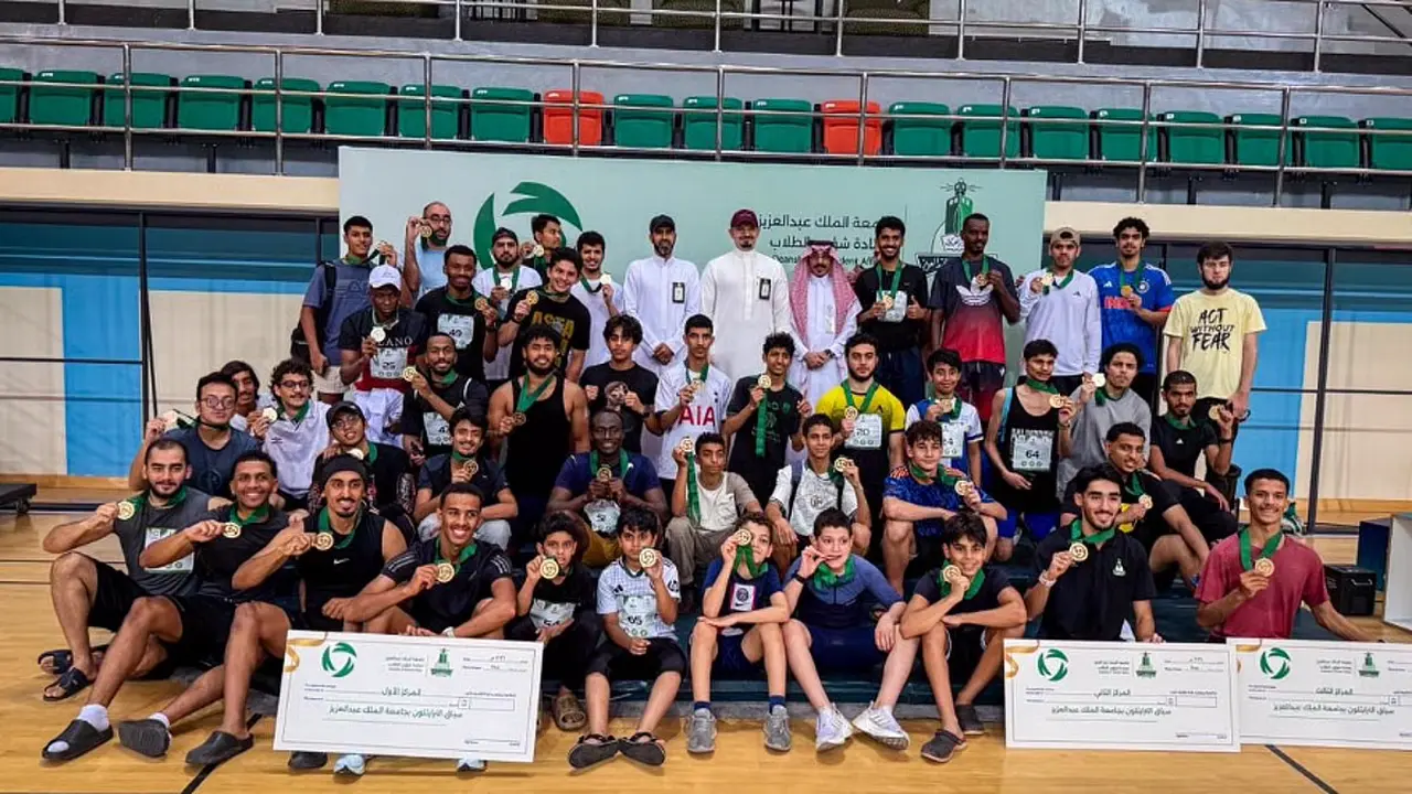 جامعة الملك عبدالعزيز تختتم منافسات بطولة الترايثلون الجامعية وتتوج الفائزين بالمراكز الأولى